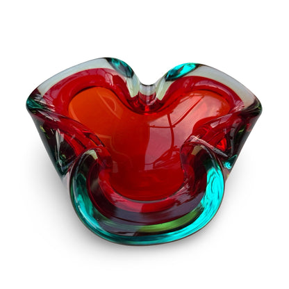 Draufsicht in die asymmetrische Geode-Schale mit leuchtend roter Mulde und türkisfarbenen Bögen