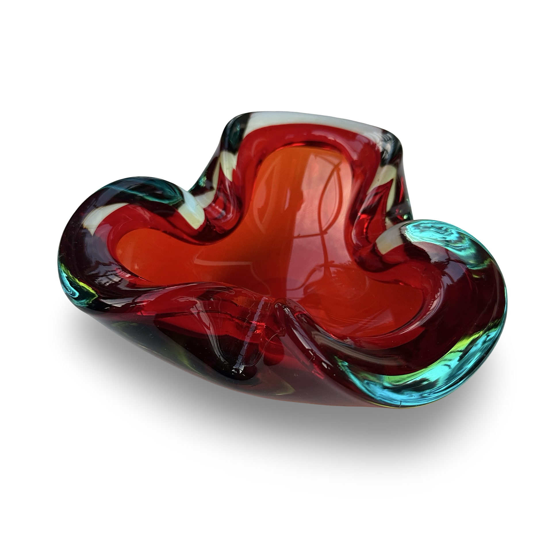 Dreieckige Murano Sommerso Glas Schale in Geode-Form mit rotem Glaskern, 16,5 cm Durchmesser, dekorativ und kompakt