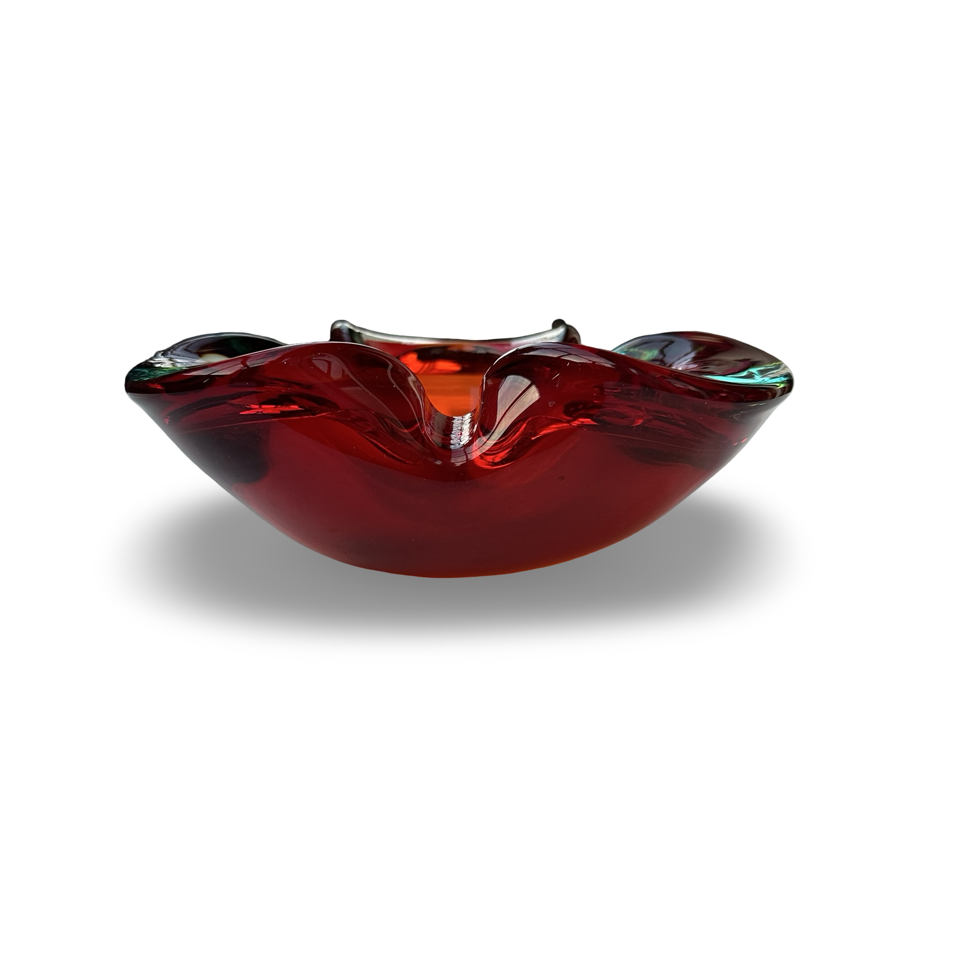 Dreieckige Murano Sommerso Glas Schale mit rotem Glaskern und muldenförmiger Vertiefung in Geode-Form