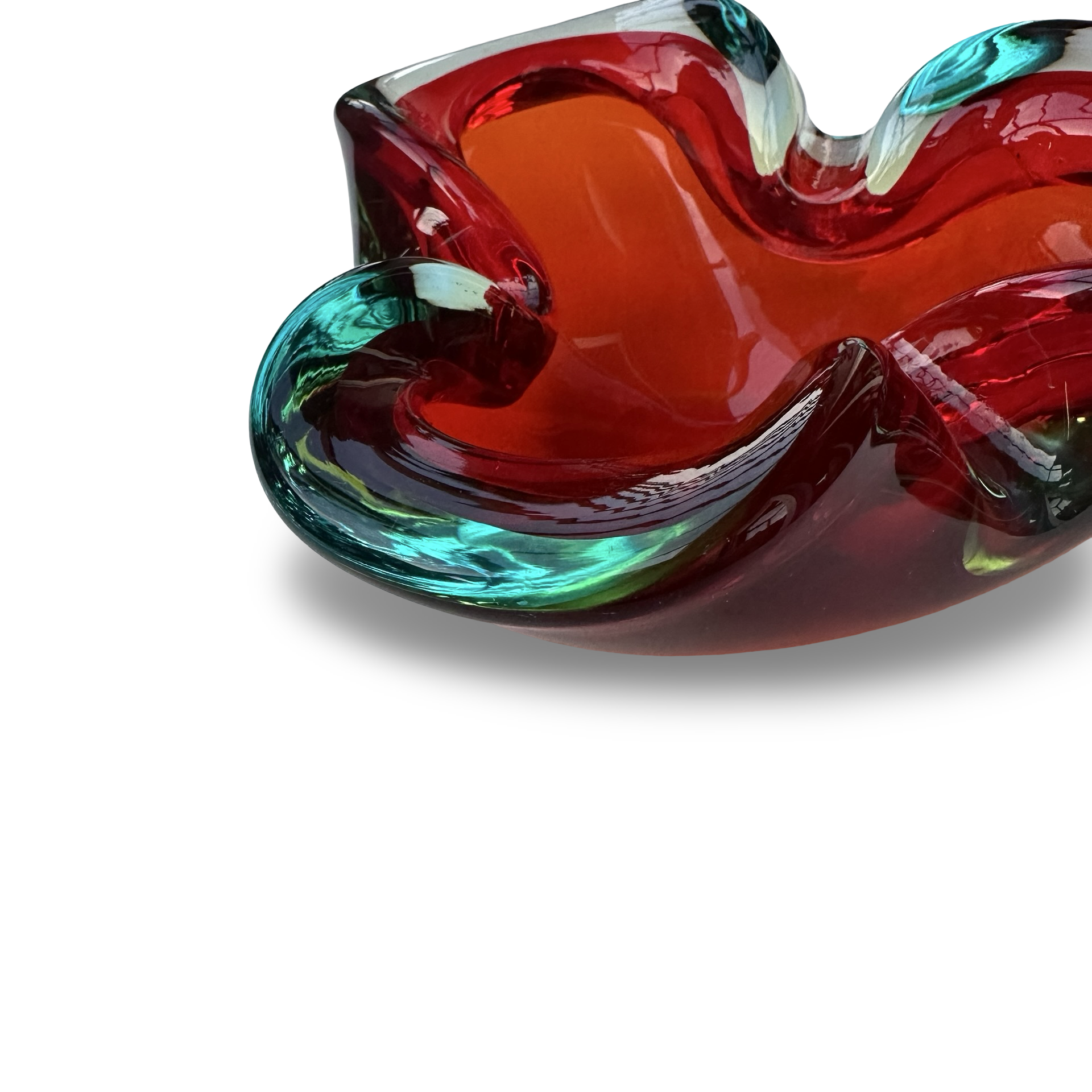 Dreieckige Murano Sommerso Glas Schale mit rotem Glaskern und ikonischer Geode-Form