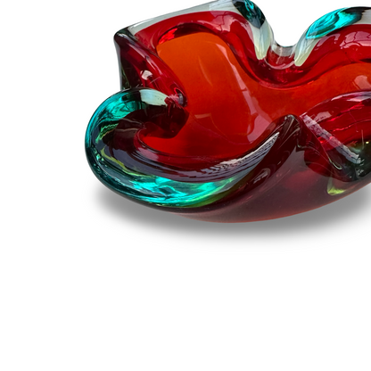 Nahaufnahme eines türkisgrünen Randbogens und der eingeschlossenen rubinroten Glasschicht