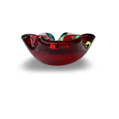 Rückansicht der Murano-Schale mit dunkelrotem Boden und zwei hochgezogenen Randspitzen