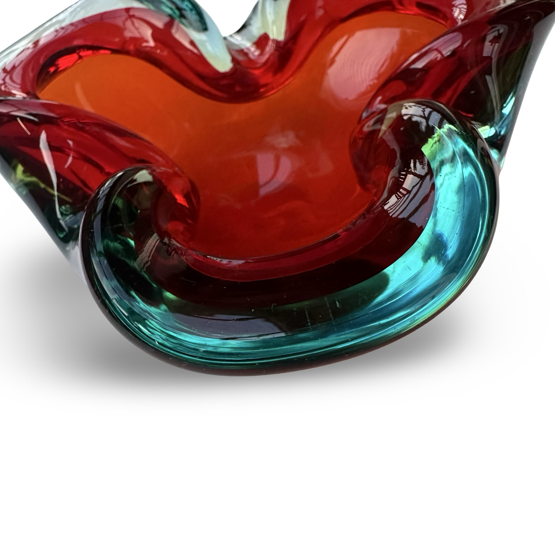 dreieckige Murano Sommerso Glas Schale in Geode-Form mit rotem Glaskern