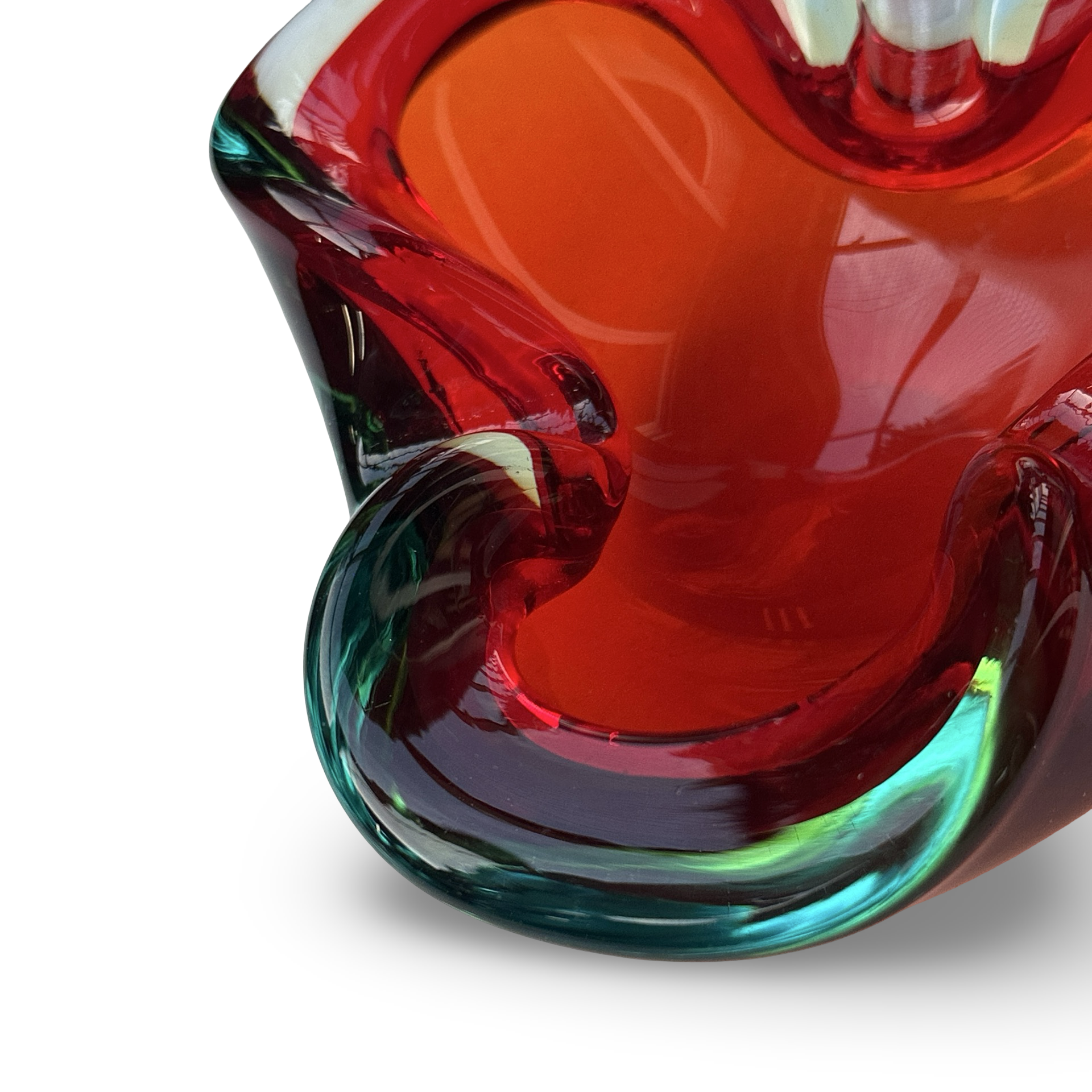 dreieckige Murano Sommerso Glas Schale mit rotem Kern und geodenförmigem Design