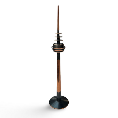 Vollansicht der gedrechselten Kupferskulptur mit gestuftem Turmkopf und spitzer Antenne
