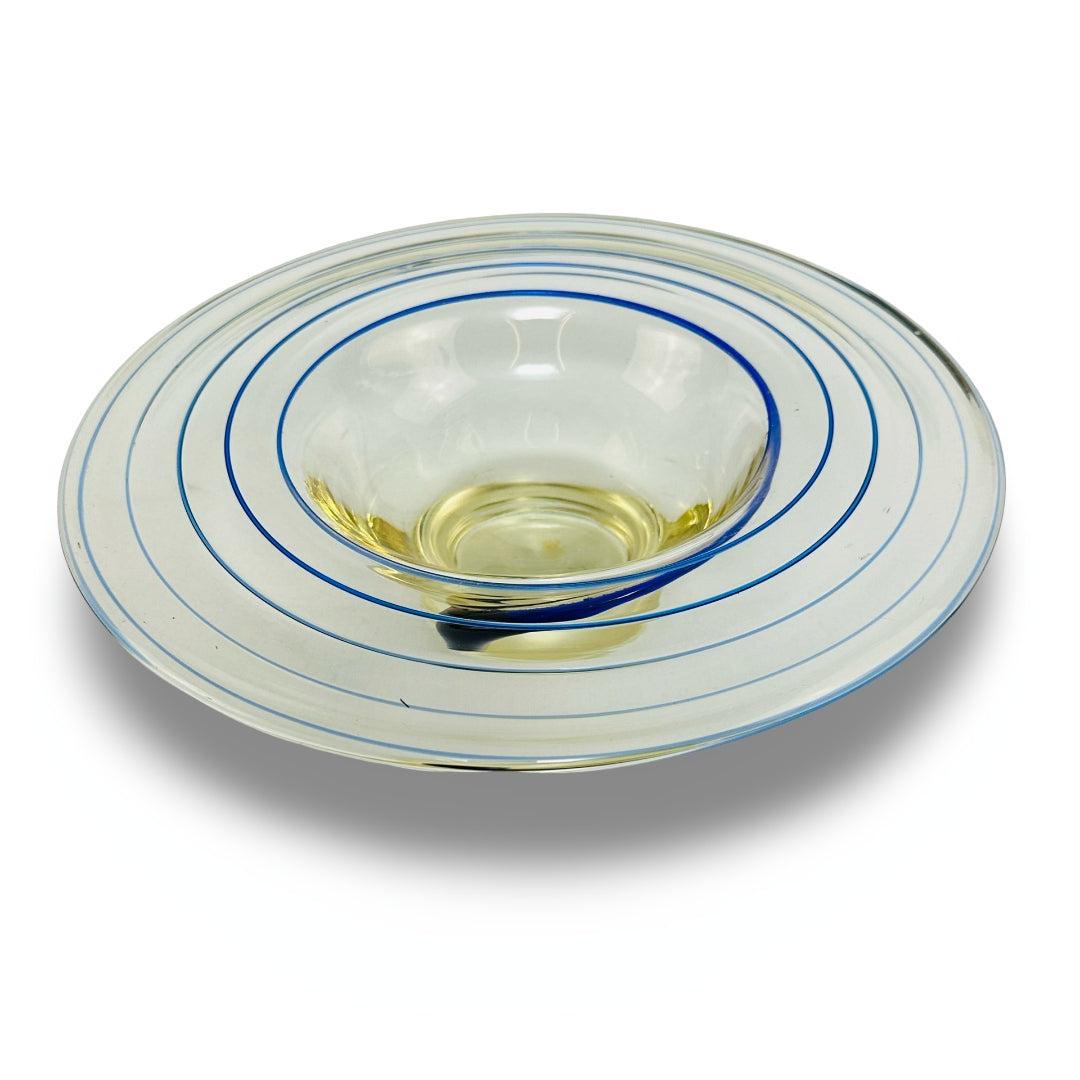 Glasschale, Ansicht schräg von oben mit konzentrischen blauen Ringen