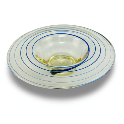 Glasschale, Ansicht schräg von oben mit konzentrischen blauen Ringen