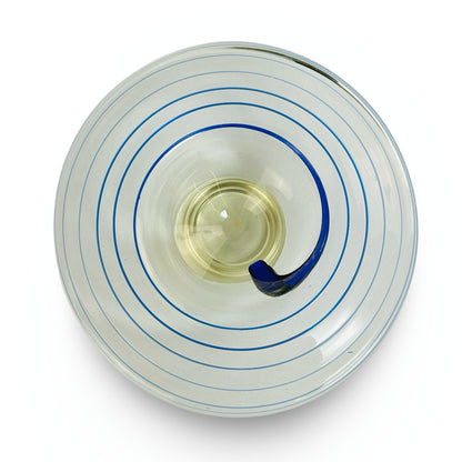 Glasschale, Draufsicht mit blauem Ring- und Schwungdekor im Detail