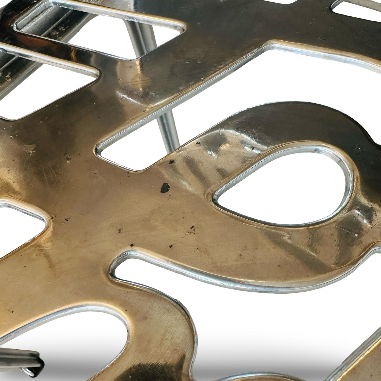 Artifort Hello There Chair verchromt von Jeremy Harvey 1978 mit ausgeschnittenem Schriftzug in Aluminium