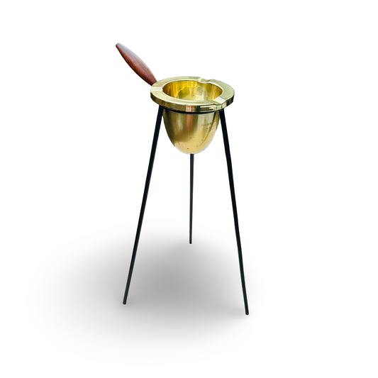 50er Standaschenbecher aus Messing, Metall und Teak mit Patina und Teakgriff, 53 cm hoch, 35 cm breit