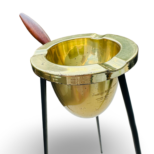 50er Standaschenbecher aus Messing, Metall und Teak mit Patina und Teakgriff, 53 cm hoch, originaler Zustand