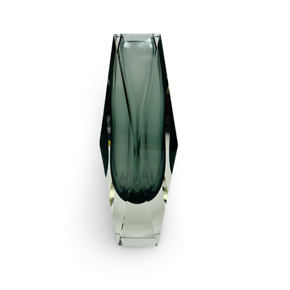 Weitere Frontansicht der schlanken Sommerso-Vase mit geschliffenen geometrischen Flächen