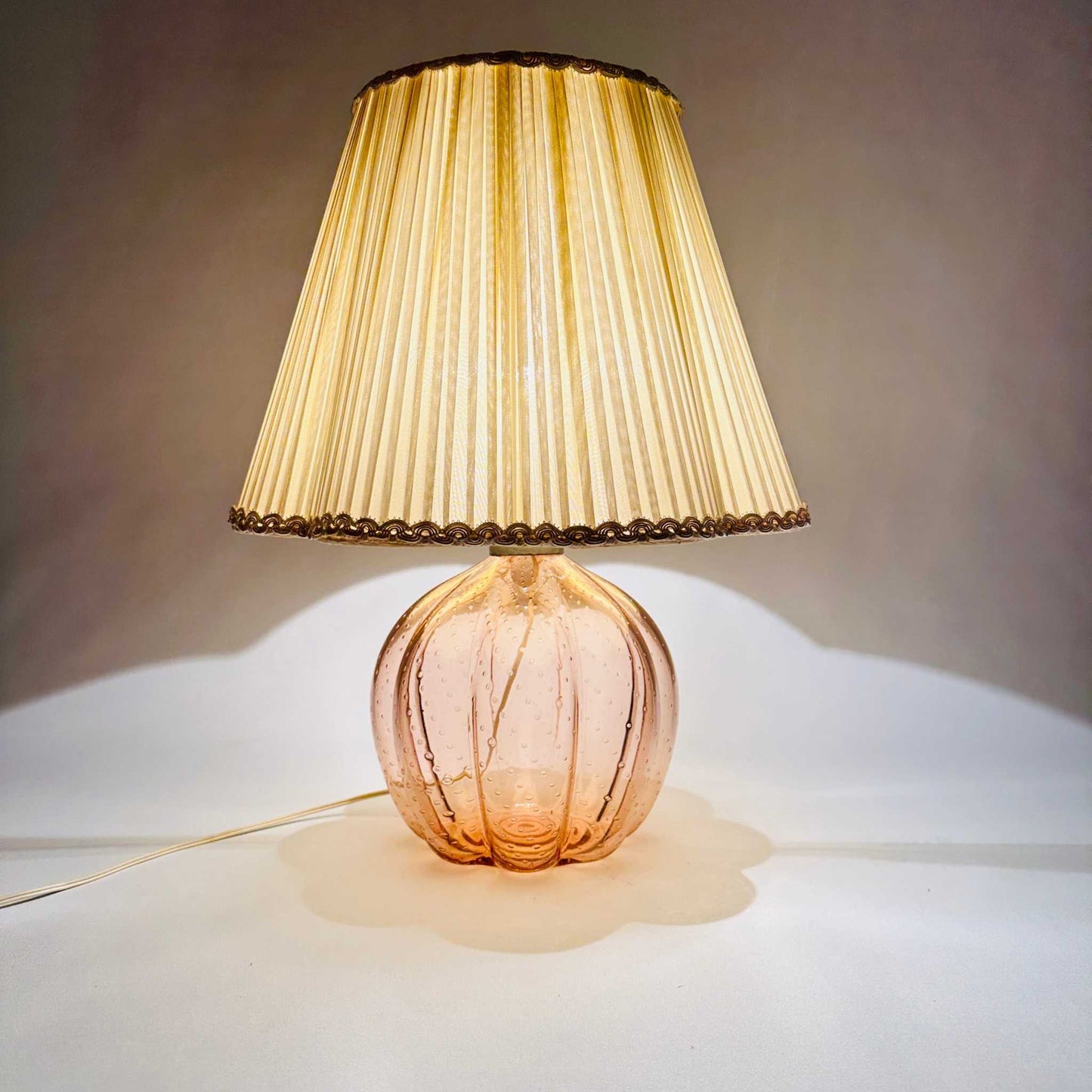 Seltene rosa Murano Glas Tischleuchte 50er Jahre mit verstellbarem Schirm und Metallkragen