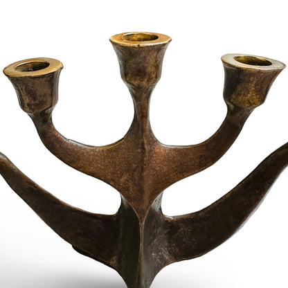 Nahaufnahme der drei mittleren Kerzentüllen und der organisch verzweigten Bronzeform
