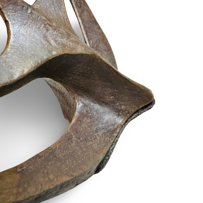 Detailaufnahme der kantig modellierten Basis mit sichtbarer Bronze-Patina und Filzrand
