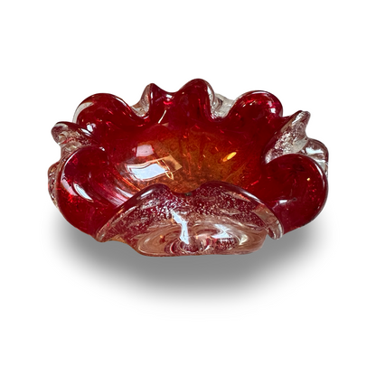 Frontansicht der rubinroten Murano-Glasschale mit Silberfoil und blasenreicher Struktur, 1960er/70er