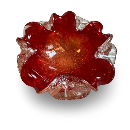 Draufsicht auf die rubinrote Murano-Glasschale im Barovier-&-Toso-Stil mit unregelmäßigen Zipfeln