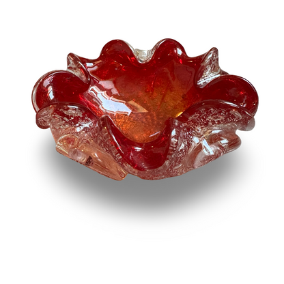 Schräger Blick in die rote Murano-Schale mit silbrig schimmerndem Foliengrund und gewelltem Rand