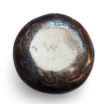 Unterseite der Rakubrand-Kugelvase mit hellem Standring und eingeritzter Monogramm-Signatur