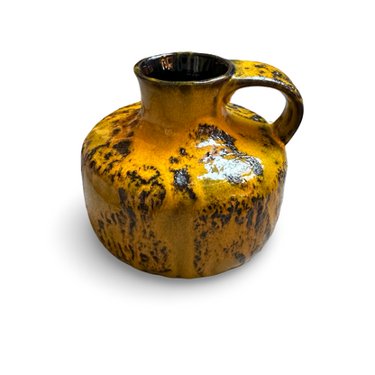 Gesamtansicht der bauchigen Ortenburg Krugvase 619 mit gelb-oranger Fat-Lava-Glasur und Henkel