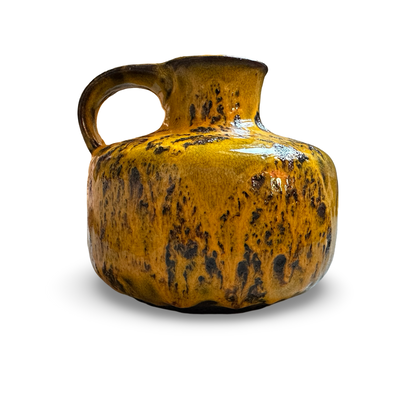 Rückansicht der kompakten Ortenburg Vase mit hochgezogenem Henkel und dunklen Glasurspuren