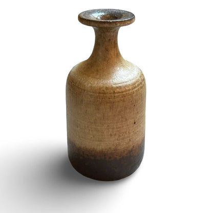 Gesamtansicht der Flaschenvase von Rudi Stahl mit beige-ockerfarbener Glasur von Februar 1978