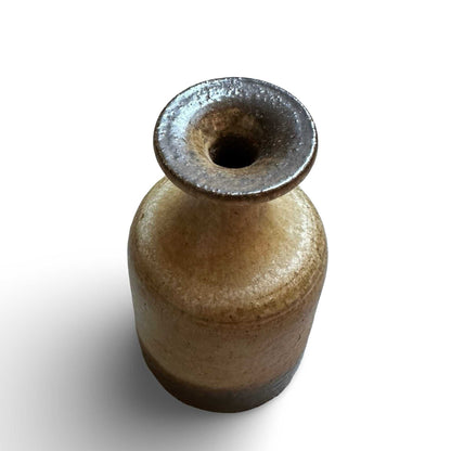 Draufsicht auf den schmalen Hals und die dunkel glasierte Mündung der Keramikvase von 1978