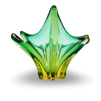 Hochformatige Ansicht der skulpturalen Murano Schale mit mittig aufragender grüner Glasflosse