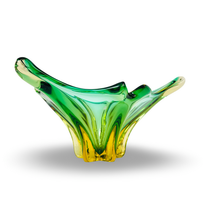 Schräge Seitenansicht der transparenten Murano Glasschale mit gelbem Fuß und grünen Glasrändern