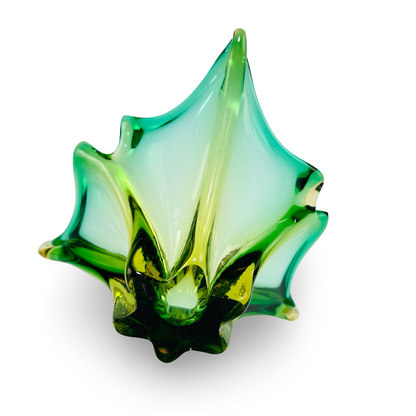 Steile Seitenansicht der Murano Splash-Schale mit zugespitztem Rand und massivem Glasfuß
