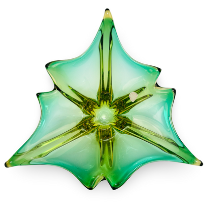 Draufsicht auf die sternförmige Glasschale aus grünem und gelbem Sommerso-Glas mit Etikettrest