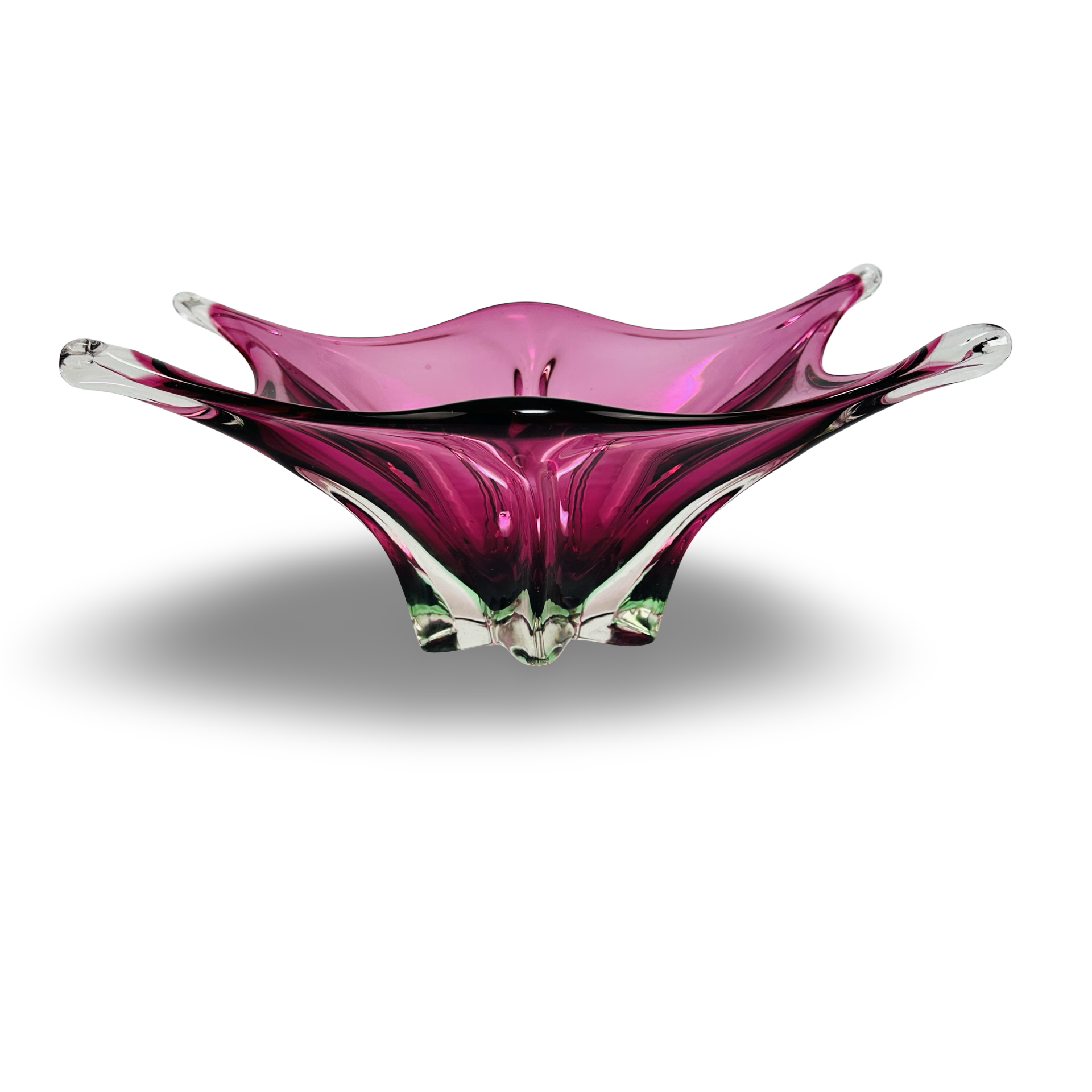 Skulpturale Chřibská Cranberry-Pink Sommerso-Schale mit vier klaren Kristallzipfeln, 1960er, Josef Hospodka zugeschrieben