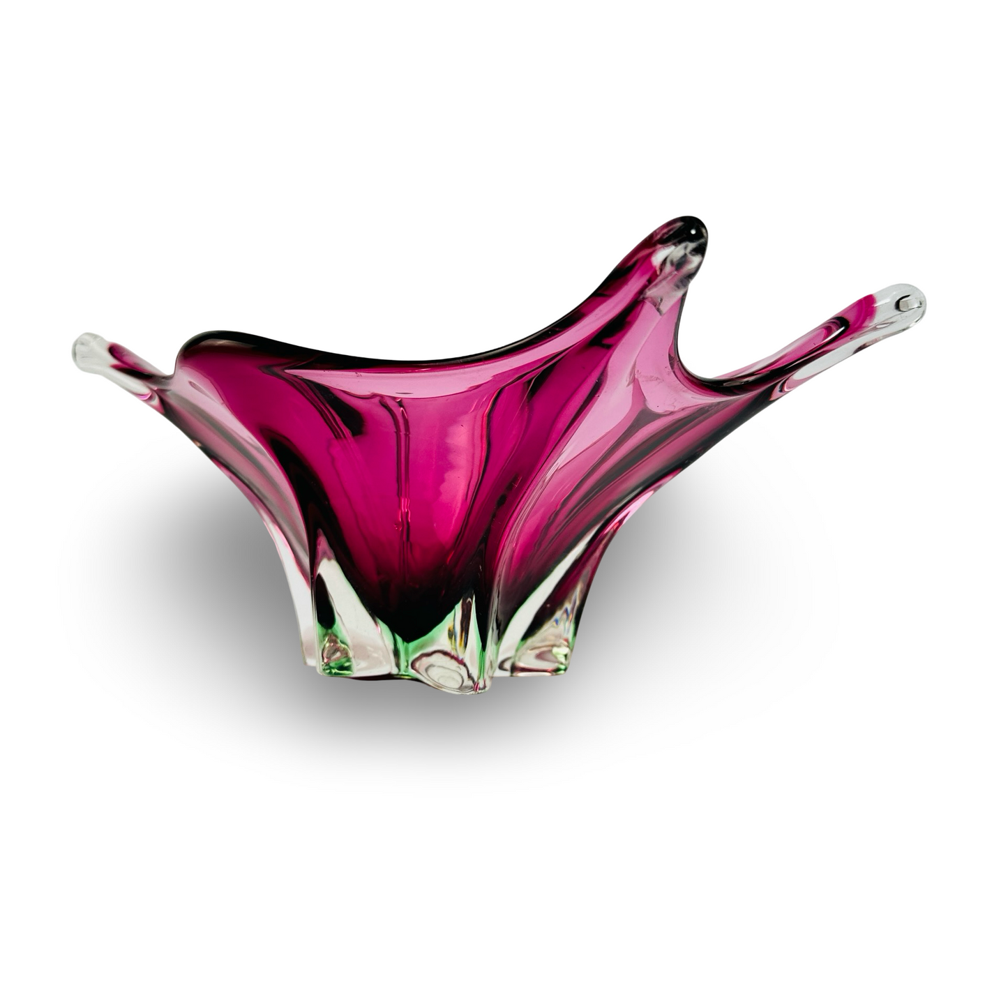 Chřibská Cranberry-Pink Sommerso-Schale mit vier klaren Kristallzipfeln und grünem Fußakzent, 1960er Vintage Kunstglas
