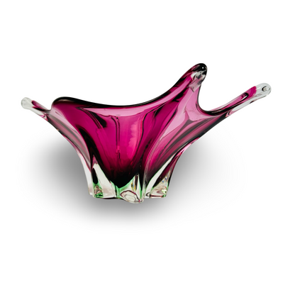 Schrägansicht der pinken Chřibská-Glasschale mit dunklem Kern und grünlich klarem Fußbereich