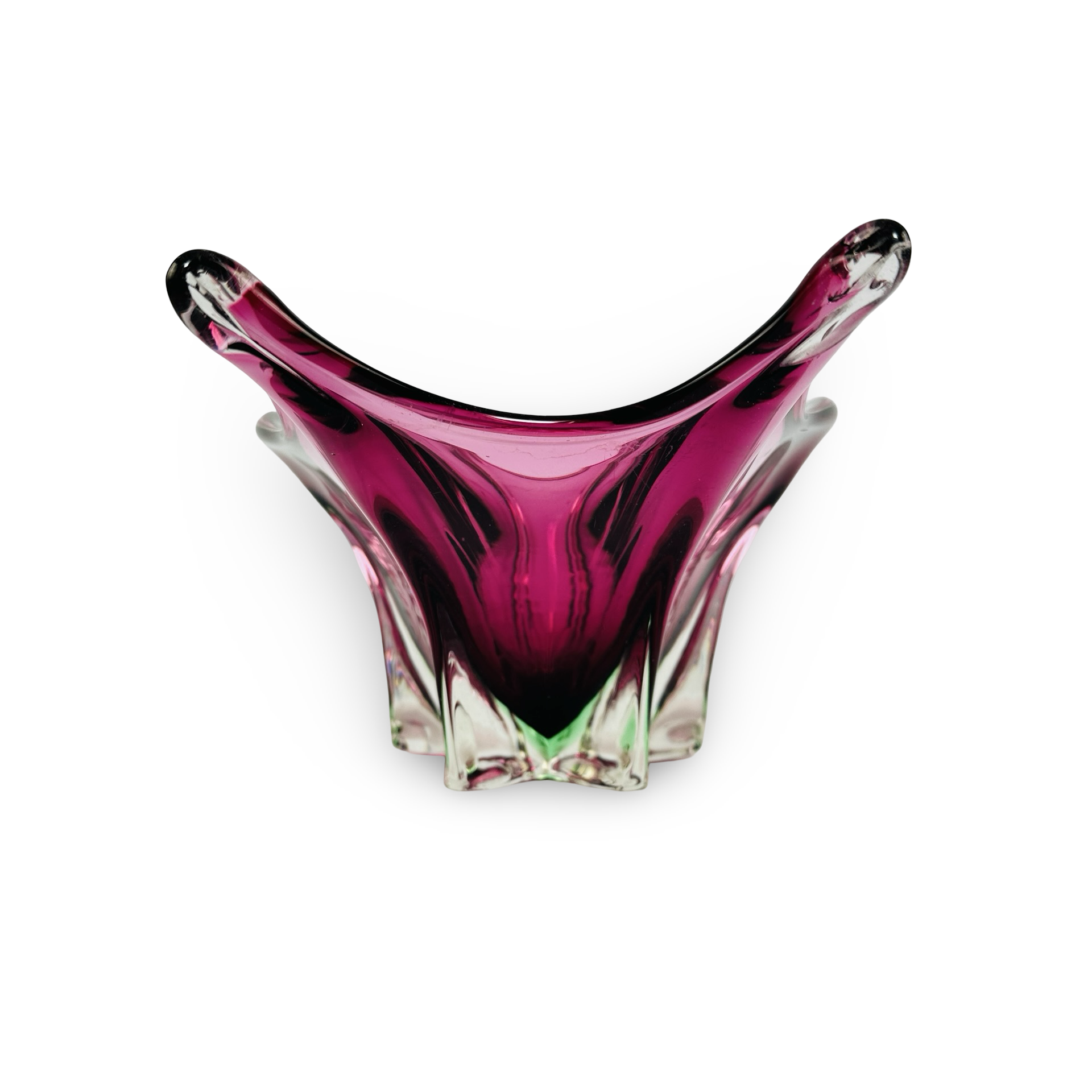 Chřibská Cranberry-Pink Sommerso-Schale mit vier klaren Kristallzipfeln und grünem Fußakzent aus den 1960er Jahren
