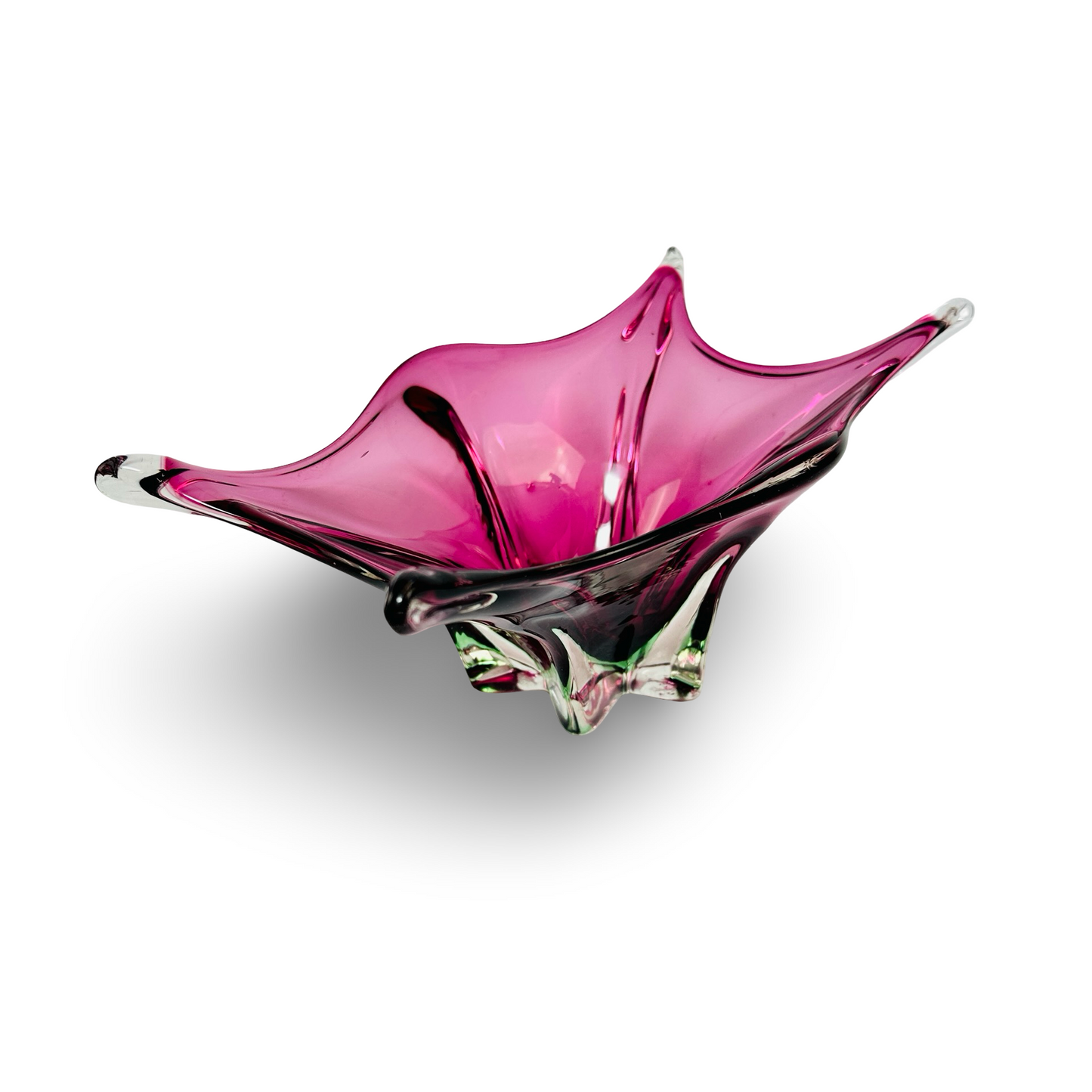 Leuchtende Chřibská Cranberry-Pink Sommerso-Schale mit vier Kristallzipfeln und grünem Fußakzent, 1960er Jahre, Josef Hospodka zugeschrieben