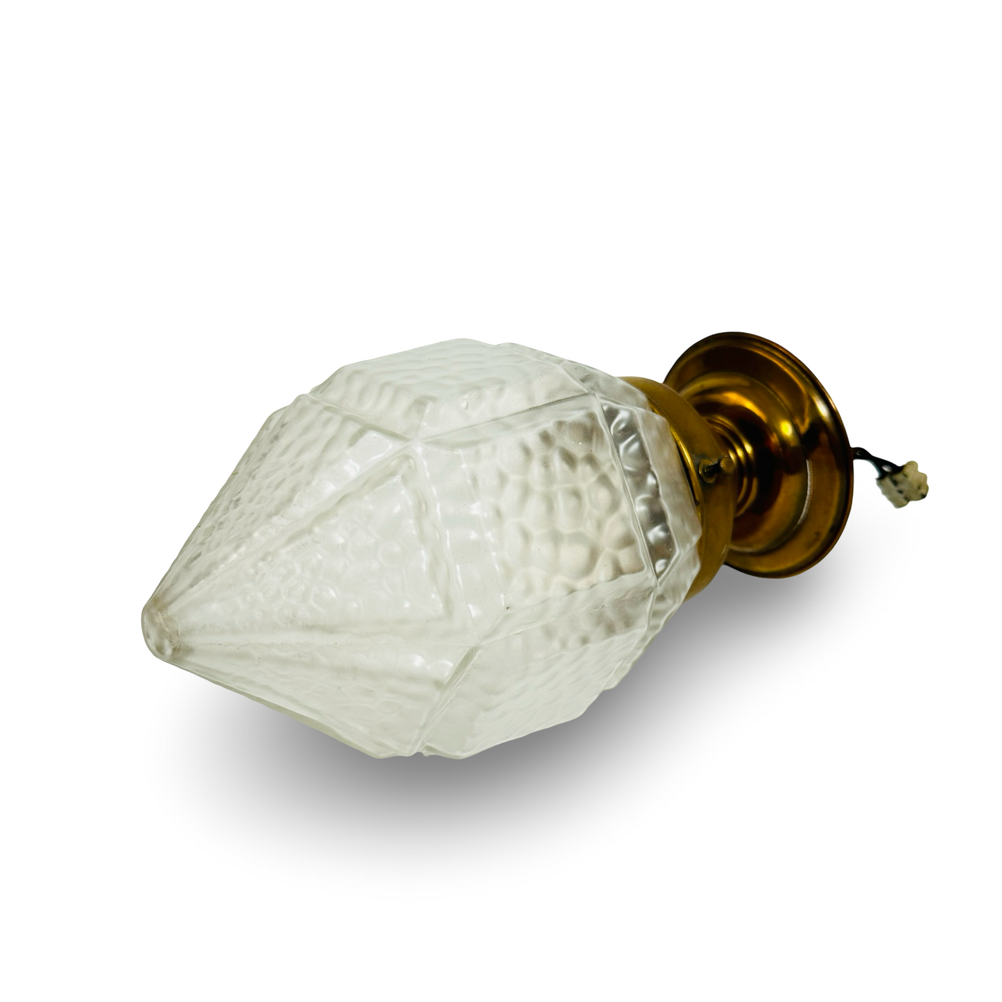 Art Déco Deckenlampe mit facettiertem Tropfenschirm aus mattiertem Eisglas und Messingfassung aus den 1920er/30er Jahren