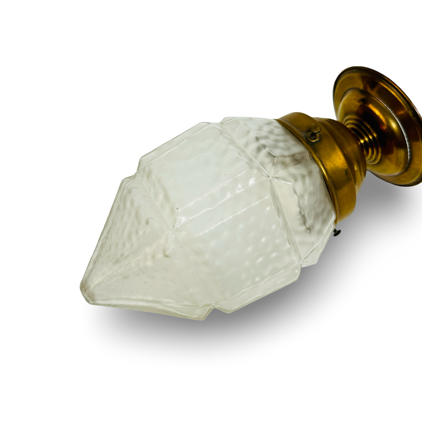 Art Déco Deckenlampe mit facettiertem Tropfenschirm aus mattiertem Eisglas und Messingfassung aus den 1920er/30er Jahren