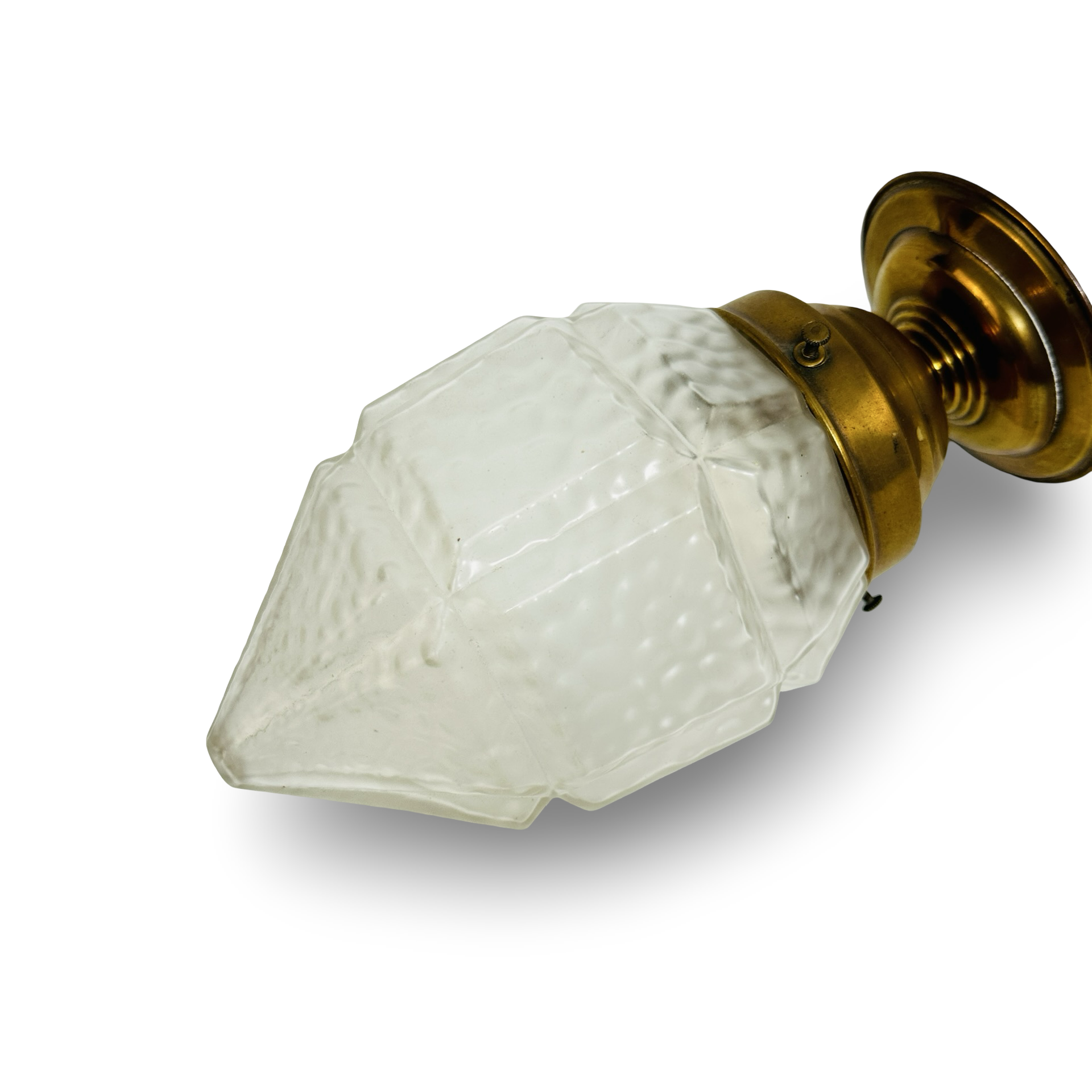 Art Déco Deckenlampe mit facettiertem Tropfenschirm aus mattiertem Eisglas und Messingfassung aus den 1920er/30er Jahren