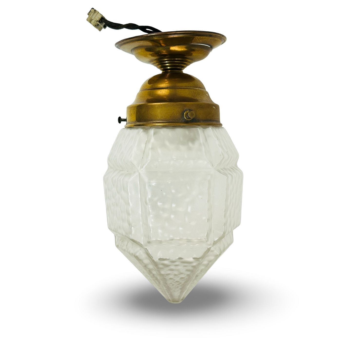 Art Déco Deckenlampe mit facettiertem Tropfenschirm aus mattiertem Eisglas und Messingfassung aus den 1920er/30er Jahren
