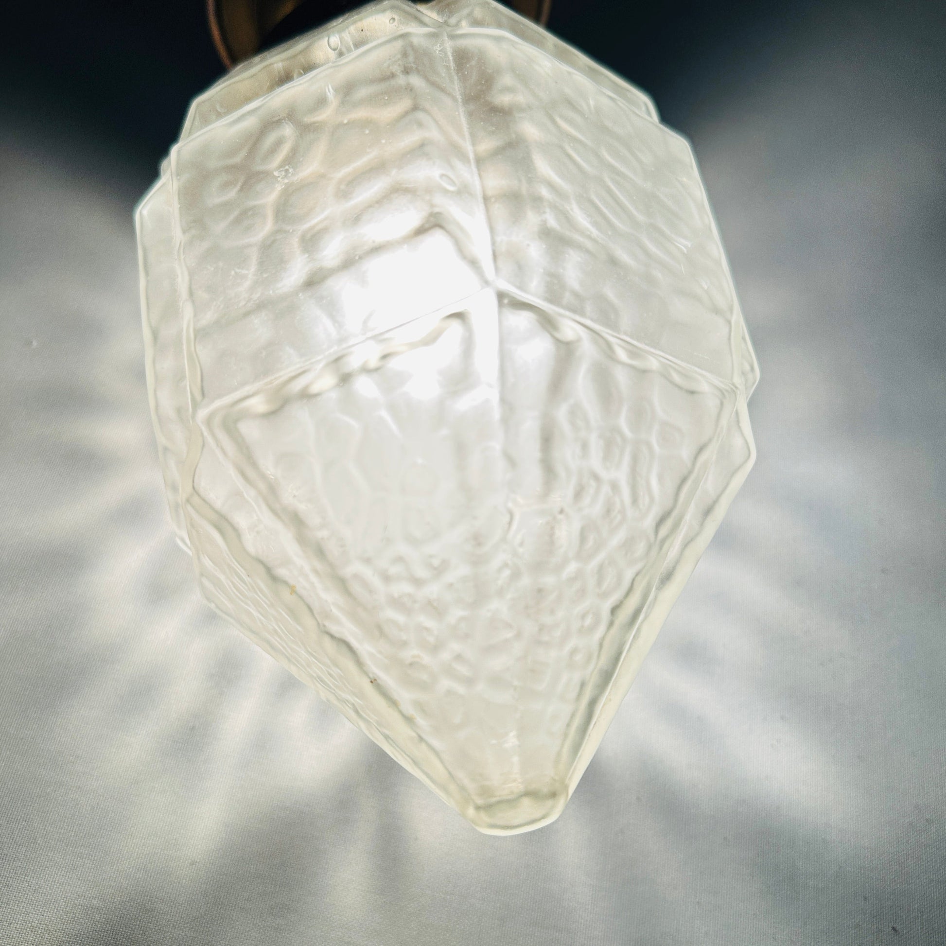 Art Déco Deckenlampe mit facettiertem Tropfenschirm aus mattiertem Eisglas und Messingfassung aus den 1920er/30er Jahren