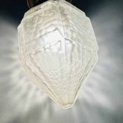 Detail des eingeschalteten Eisglas-Tropfenschirms mit facettierten Flächen und weichem Lichtschein