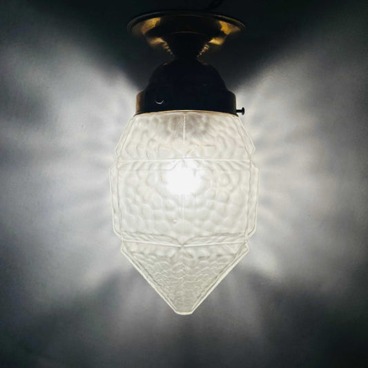 Art Déco Deckenlampe mit facettiertem mattiertem Eisglas-Tropfenschirm und Messingfassung aus den 1920er/30er Jahren