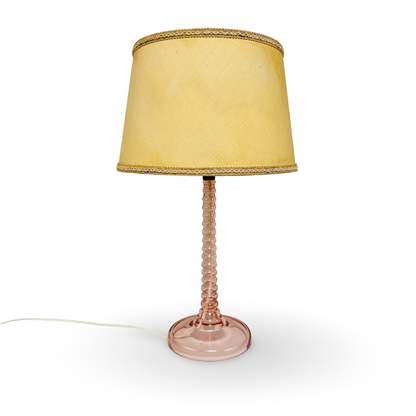 Gesamtansicht der französischen Tischlampe aus den 1950ern mit rosa Perlenschaft und gelbem Originalschirm