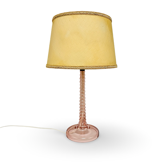 Französische Tischlampe rosa Perlenschaft 1950er mit originaler Messing-Bajonettfassung und cremefarbenem Vintage-Schirm