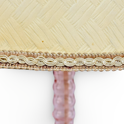 Detail des cremegelben Originalschirms mit geflochtener Struktur und Zierborte am unteren Rand