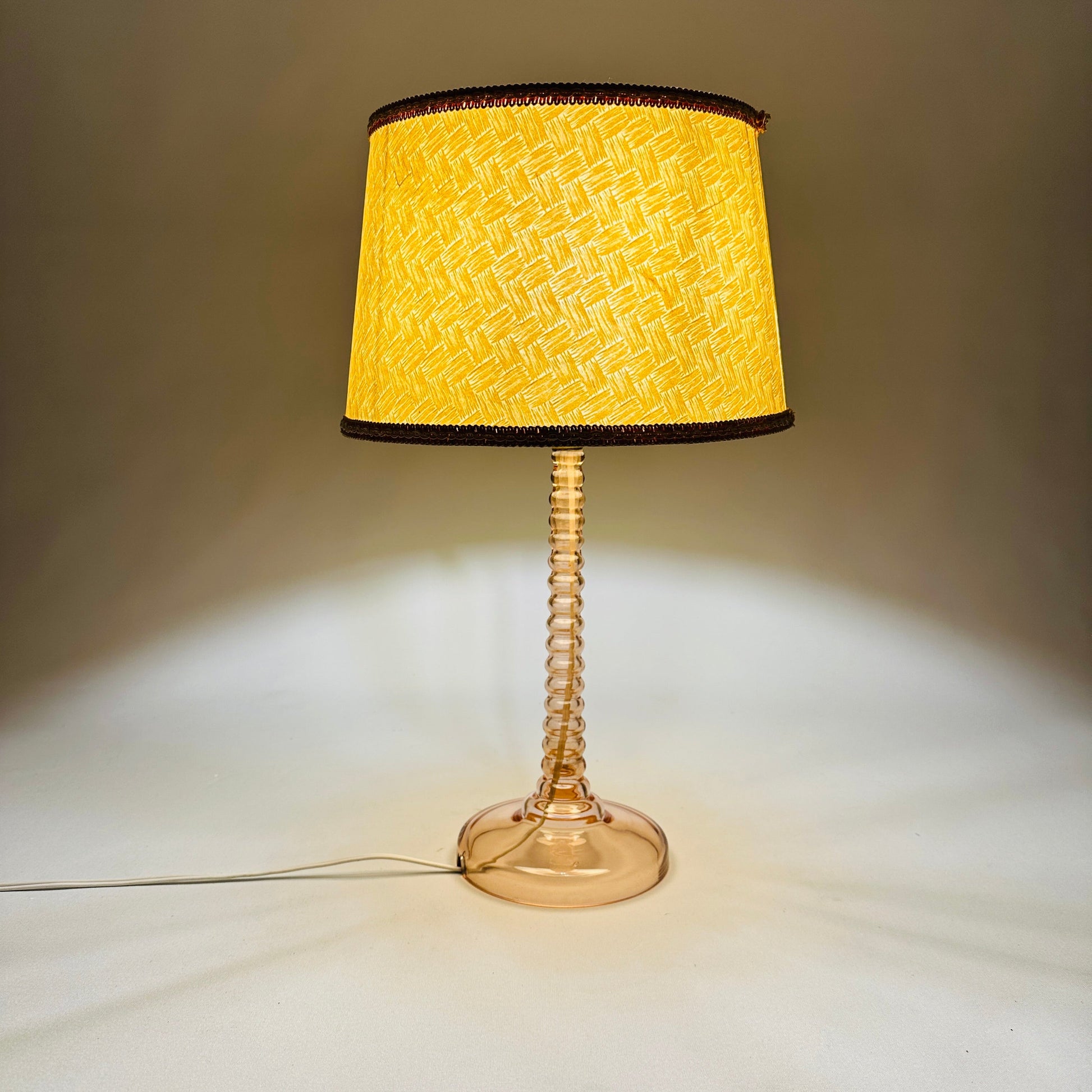 Französische rosa Tischlampe aus den 1950er Jahren mit Perlenschaft und originaler Bajonettfassung