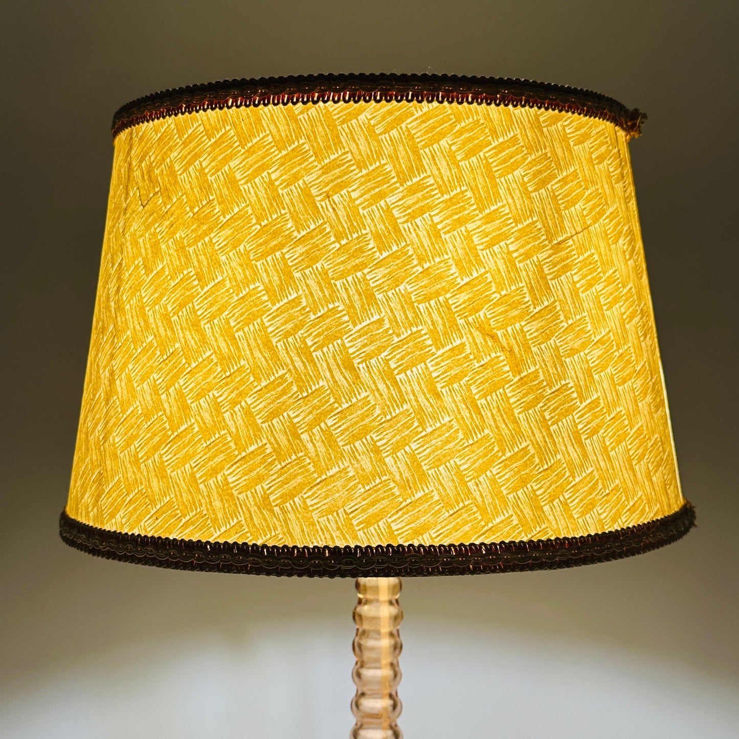 Rosa französische Tischlampe aus den 1950er Jahren mit Perlenschaft und originalem Bajonettfassungsschirm