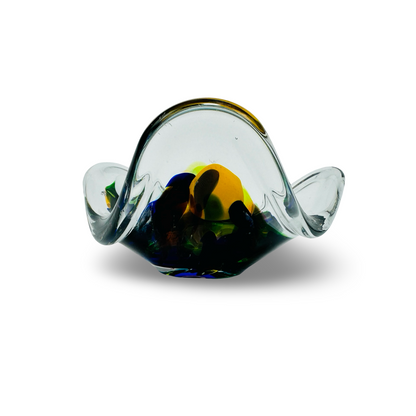 Schrägansicht der multicoloren Murano-Glasschale mit drei hochgezogenen Ecken, 1960er