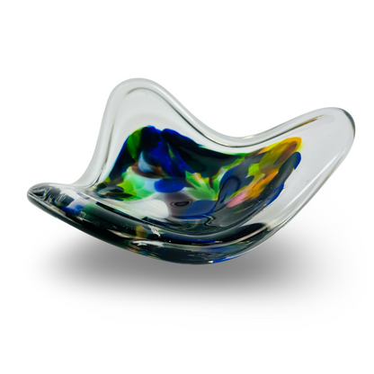 Ansicht von oben auf die flache Glasschale mit asymmetrisch gewelltem dreieckigem Rand
